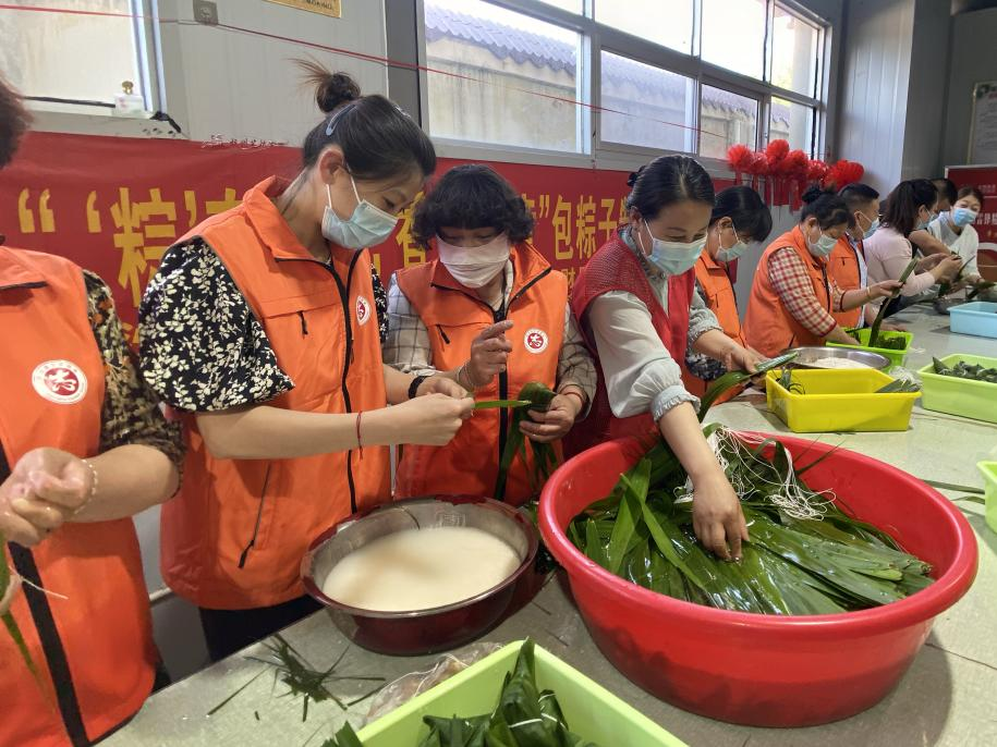 青口供電所黨支部聯(lián)合生產(chǎn)生活服務(wù)中心分會、黃沙坨社區(qū)，共同舉辦“悠悠艾草香 濃濃端午情”系列活動。.png